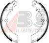 SUZUK 5320060810 Brake Shoe Set